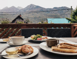 Завтрак. Кавказские горы