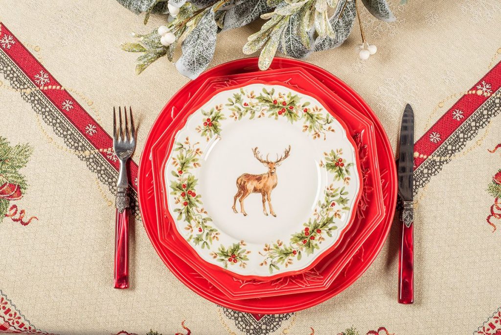 Красная майолика из коллекции Bordallo «Зима» и десертные тарелки «Новогодний олень» от Villa Grazia