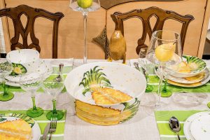 Основной акцент сервировки сделан на посуду от Villa Grazia с абстрактным принтом в виде экзотических фруктов